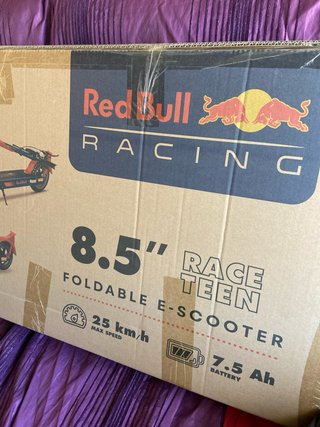 Patinete Eléctrico Red Bull Racing 8.5