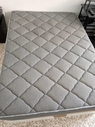 Se vende canapé y colchón de 135cm seminuevos