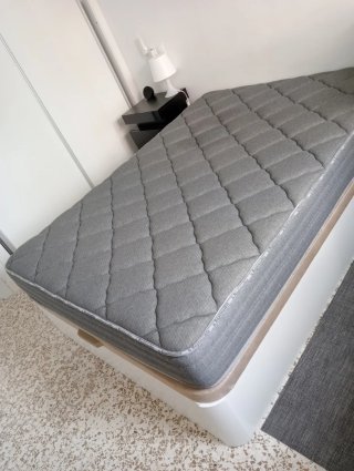 Se vende canapé y colchón de 135cm seminuevos