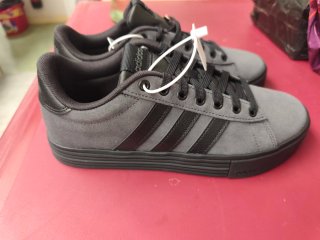 Zapatillas Adidas Grises y Negras