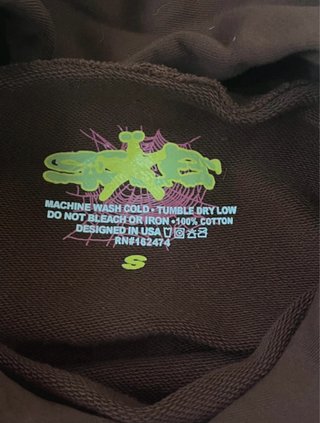 Sudadera marrón con estampado
