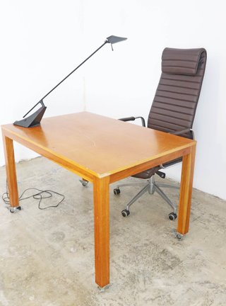 Escritorio madera cerezo con ruedas