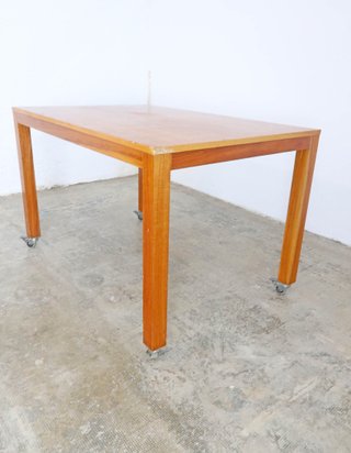 Escritorio madera cerezo con ruedas