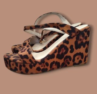 Sandalias de cuña con estampado de leopardo