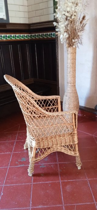 Sillón de mimbre beig