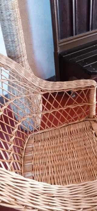 Sillón de mimbre beig