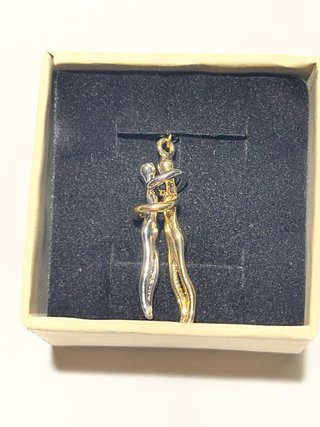Colgante Abrazo Eterno color Oro y Plata