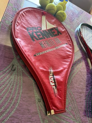 Pack Raqueta Pro Kennex Metalite 110 + 6 Pelotas
