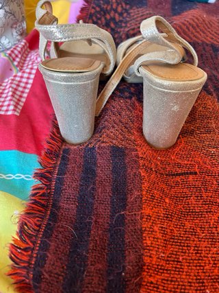 Zapatos dorados de tacón