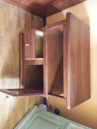 Mueble de madera marrón