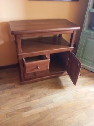 Mueble de madera marrón