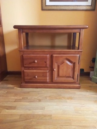Mueble de madera marrón