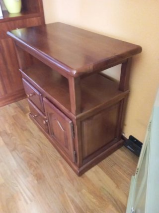 Mueble de madera marrón