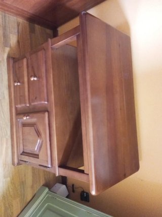 Mueble de madera marrón
