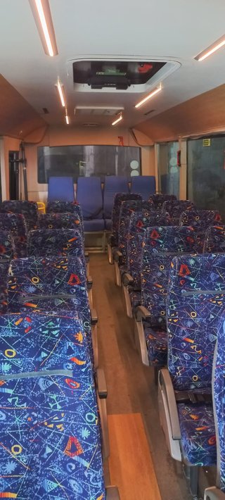 Asientos de autobús azul con estampado
