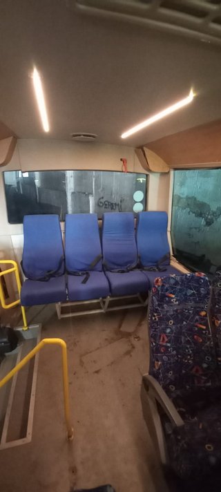 Asientos de autobús azul con estampado