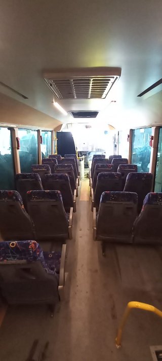 Asientos de autobús azul con estampado