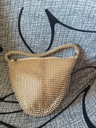 Bolso de fiesta dorado con pedrería