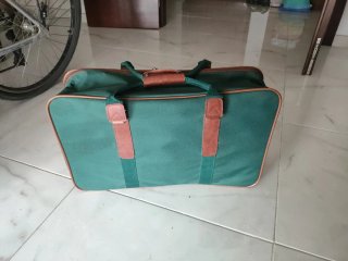 Maleta de viaje d tela verde y marrón