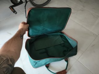 Maleta de viaje d tela verde y marrón