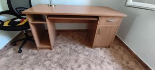 Escritorio de melamina beige y marrón