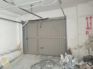 Puerta automática de cochera con motor