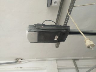 Puerta automática de cochera con motor