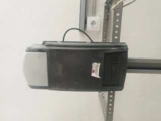 Puerta automática de cochera con motor