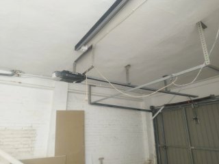 Puerta automática de cochera con motor