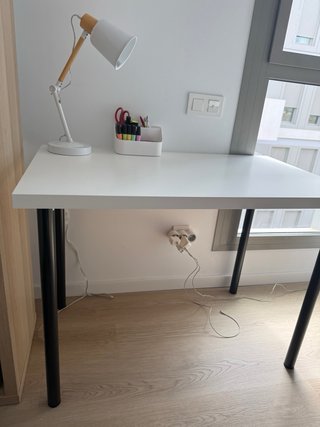 Mesa de escritorio blanca y negra