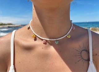 Collana con fiori bianchi e colorati