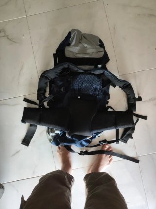Mochila de senderismo azul y gris