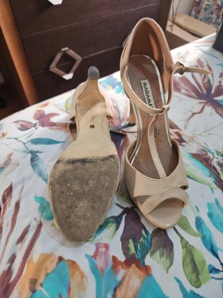 Zapatos de tacón color arena, un solo uso