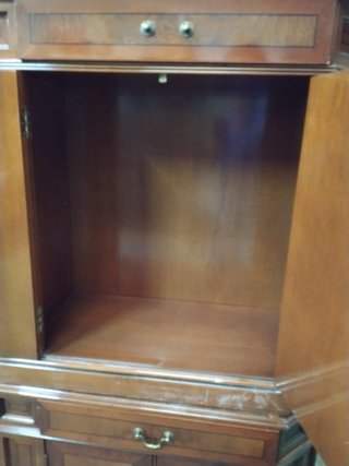 Aparador de madera con mármol