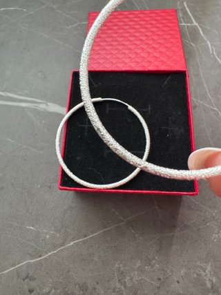 Orecchini a cerchio placcati argento satinati