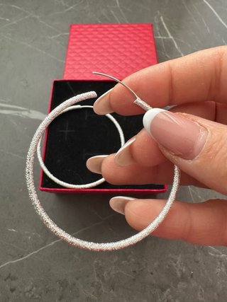 Orecchini a cerchio placcati argento satinati