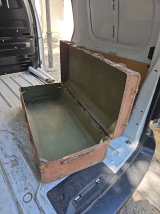 Baúl antiguo de cuero y madera con cerramientos