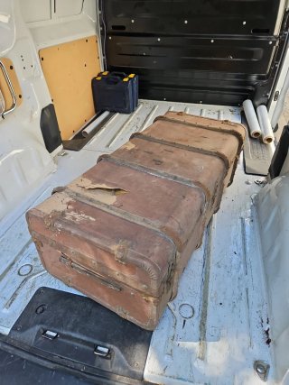 Baúl antiguo de cuero y madera con cerramientos