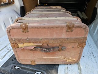 Baúl antiguo de cuero y madera con cerramientos