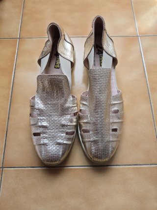 Sandalias doradas 24HRS
