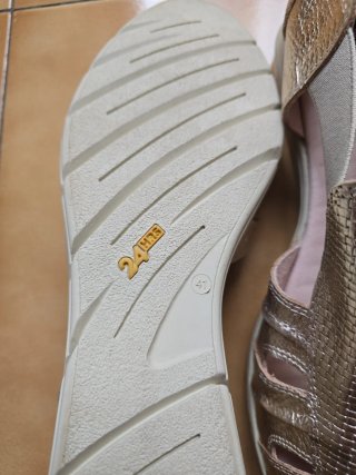 Sandalias doradas 24HRS