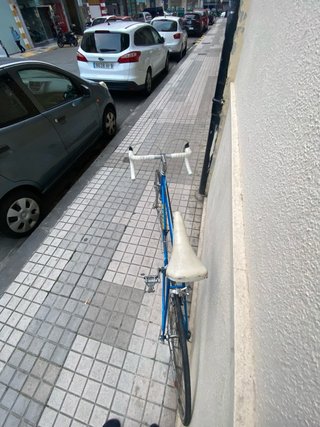 Bicicleta carretera clásica azul