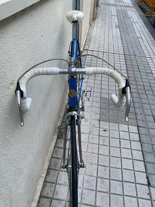 Bicicleta carretera clásica azul