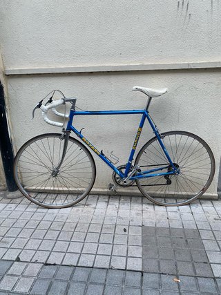 Bicicleta carretera clásica azul