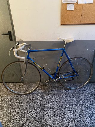 Bicicleta carretera clásica azul