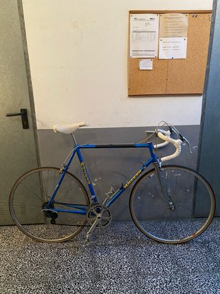 Bicicleta carretera clásica azul