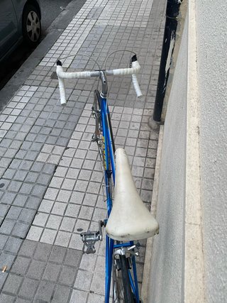 Bicicleta carretera clásica azul