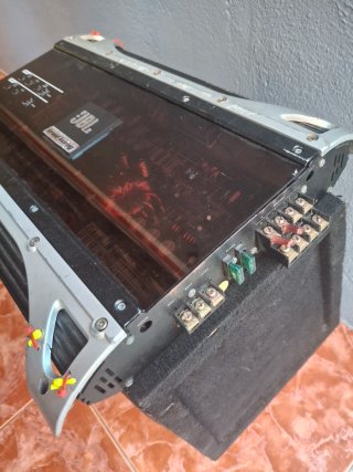 Subwoofer y Amplificador JBL