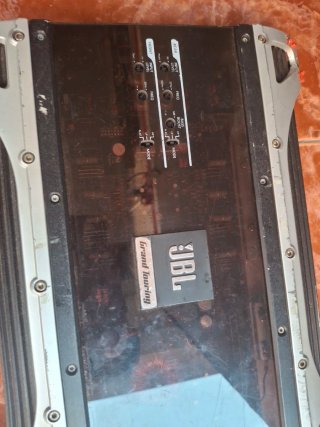 Subwoofer y Amplificador JBL