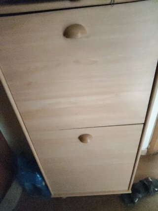 Zapatero de madera beige